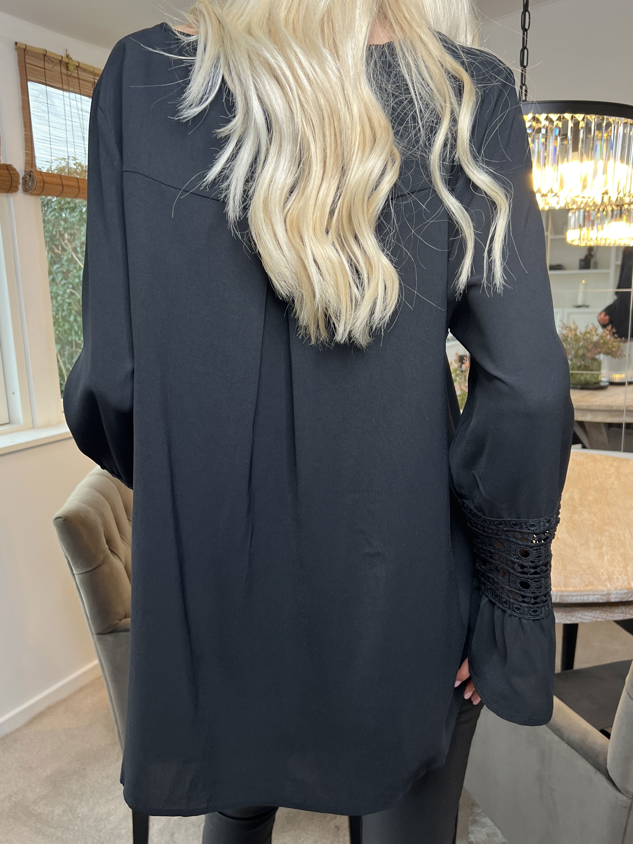 Nelia - Sød tunika detaljeret med broderinger